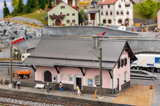 Preview: FALLER 110134 H0 Bahnhof Lavin 