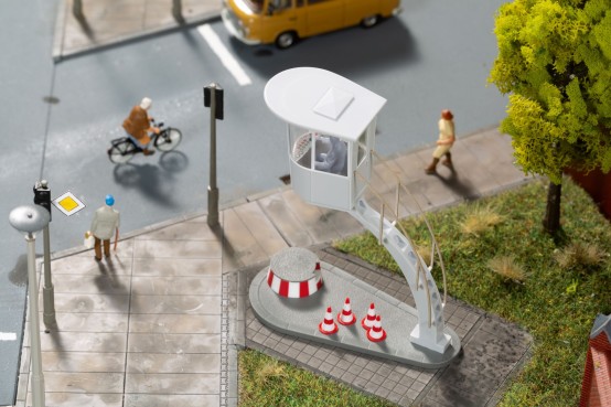 Preview: Auhagen 11473 H0 Verkehrskanzel mit Zubehör 