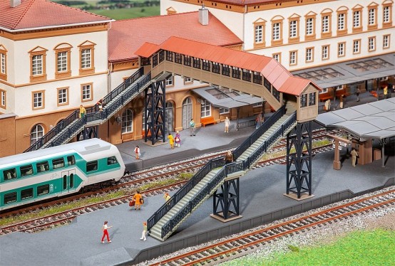 FALLER 120109 H0 Fußgängerbrücke mit Überdachung 