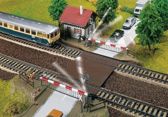 FALLER 120174 H0 Bahnübergang mit Schrankenwärterhaus 