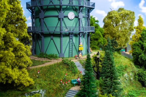 FALLER 130157 H0 Gasometer mit Rohrleitungen 