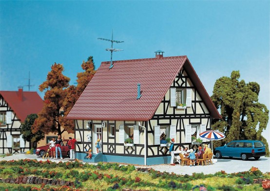 FALLER 130221 H0 Einfamilienhaus mit Fachwerk 