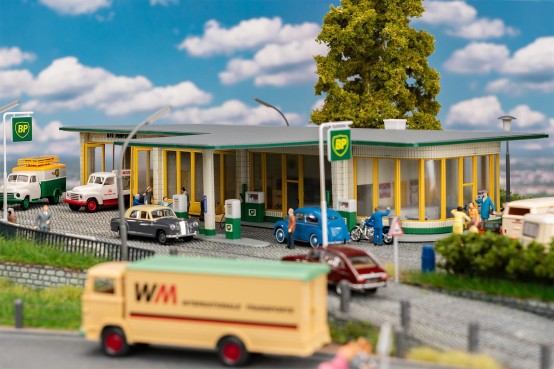 Preview: FALLER 130592 H0 Große BP-Tankstelle 
