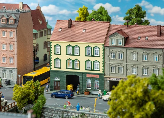 FALLER 130628 H0 Stadthaus mit Modellbaugeschäft 