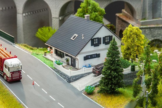 Preview: FALLER 130640 H0 Saniertes Einfamilienhaus 