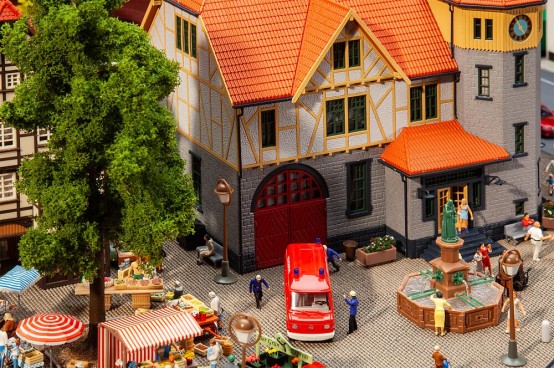 Preview: FALLER 130649 H0 Rathaus mit Feuerwehrgarage 