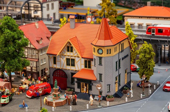 FALLER 130649 H0 Rathaus mit Feuerwehrgarage 