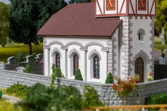 Preview: FALLER 130679 H0 Dorfkirche mit Kirchhof 
