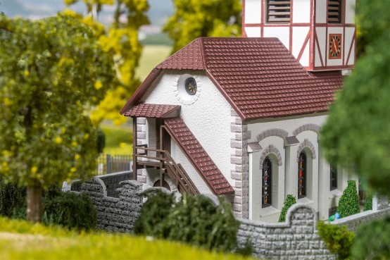 FALLER 130679 H0 Dorfkirche mit Kirchhof 