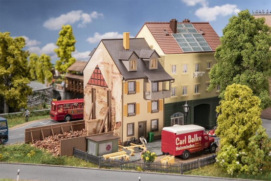 FALLER 130692 H0 Altstadthaus mit Bretterzaun 