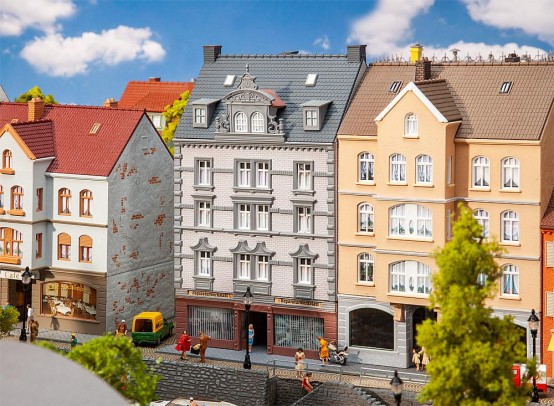 FALLER 130705 H0 Stadthaus mit Reparaturwerkstatt 