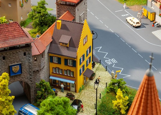 Preview: FALLER 130709 H0 Reihenendhaus Kleinstadt 