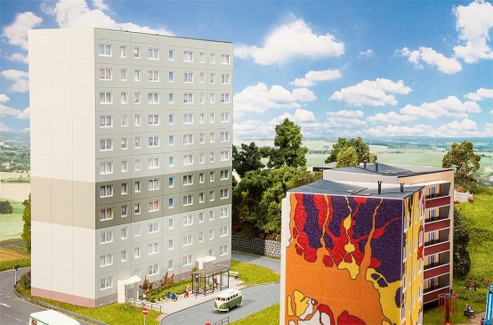 Preview: FALLER 130802 H0 Plattenbau P2 Ergänzung 
