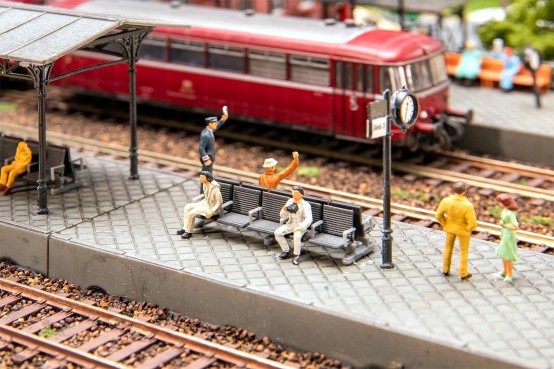 FALLER 180867 H0 2 Bahnsteigbänke 