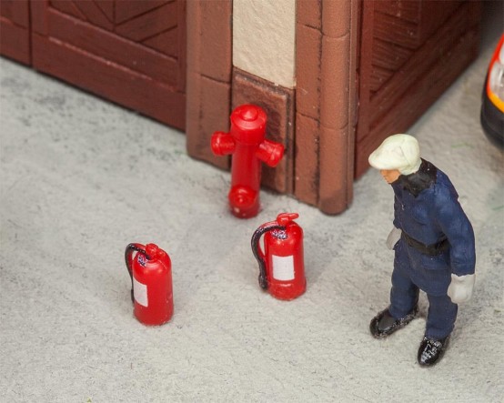 FALLER 180950 H0 6 Feuerlöscher und 2 Hydrante 
