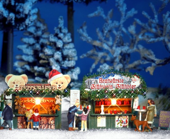 Preview: BUSCH 1060 H0 2 Weihnachtsbuden mit Zubehör 