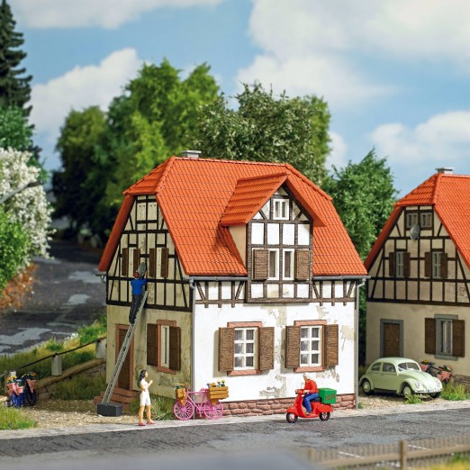 Preview: BUSCH 1906 H0 Altes Wohnhaus 