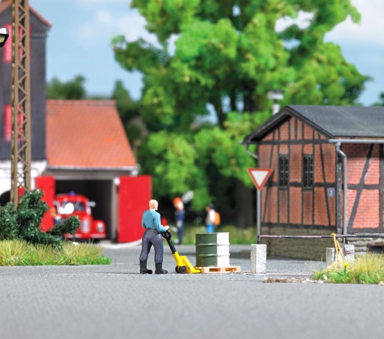 Preview: BUSCH 7809 H0 Hubwagen mit Hubwagenfahrer 
