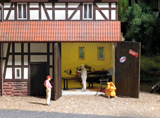 Preview: BUSCH 7811 H0 Hinterhof Lackierer 