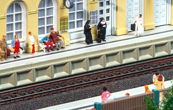 Preview: FALLER 120100 H0 Moderner Bahnsteig für C-Gleis 