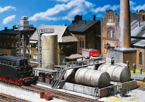 FALLER 120157 H0 Öllager mit Dieseltankstelle und Ölkran 