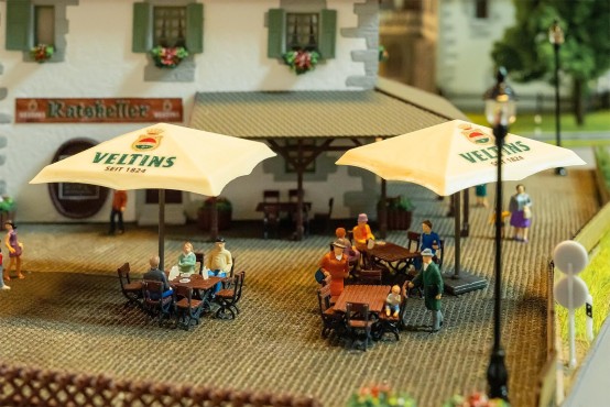FALLER 180437 H0 Biergarten-Set Veltins 