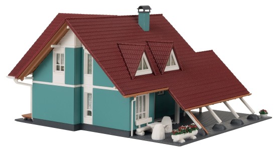 Preview: FALLER 191815 H0 Wohnhaus mit Carport 