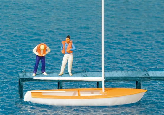 Preiser 10678 H0 Segler mit Segelboot, legt Weste an 