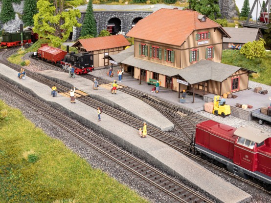 Preview: NOCH 66014 H0 Bahnsteig mit Gleisabgang, 18 cm lang 