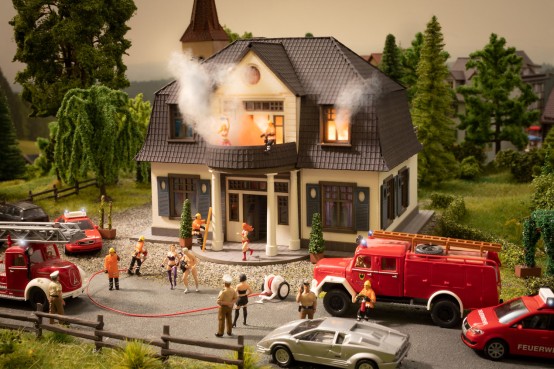 NOCH 66507 H0 Brennendes Freudenhaus mit micro-sound und Lichteffekten
