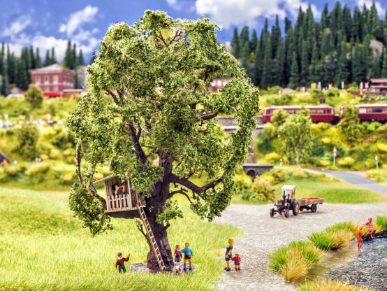 NOCH 21765 H0 Baum mit Baumhaus, 15 cm hoch 