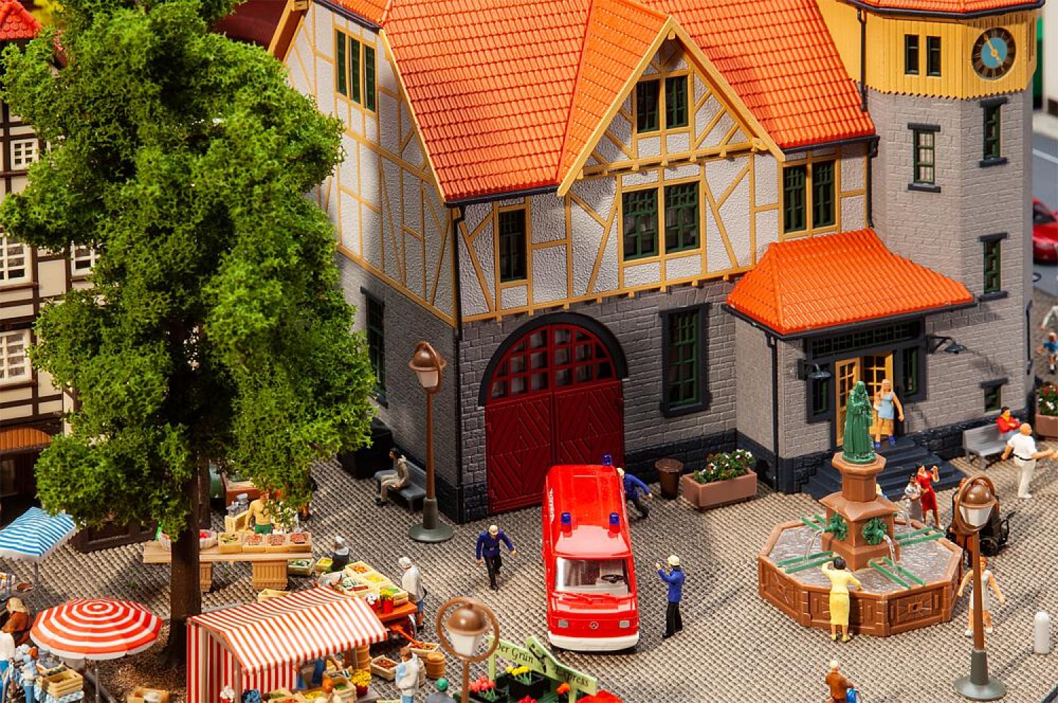 FALLER 130649 H0 Rathaus mit Feuerwehrgarage 