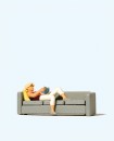Preiser 28179 H0 Lesende auf Sofa 